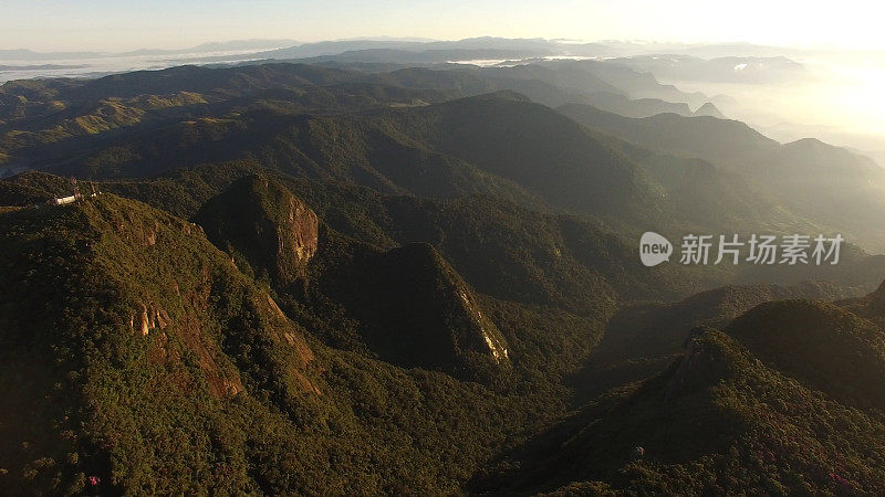 鸟瞰图的山脉在Paraty，里约热内卢de Janeiro，巴西